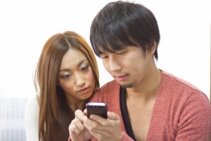 スマートフォンで情報確認する恋人